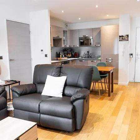 Convenient 2br Near Subway Apartment *