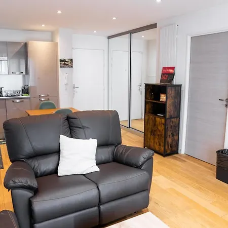 Convenient 2br Near Subway Apartment *