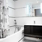 Convenient 2br Near Subway Apartment