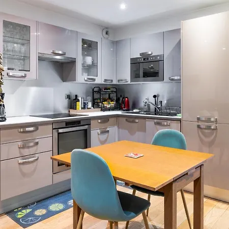 Convenient 2br Near Subway Apartment *