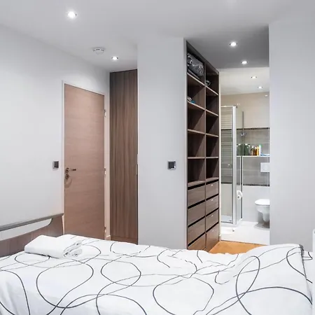 Convenient 2br Near Subway Apartment *